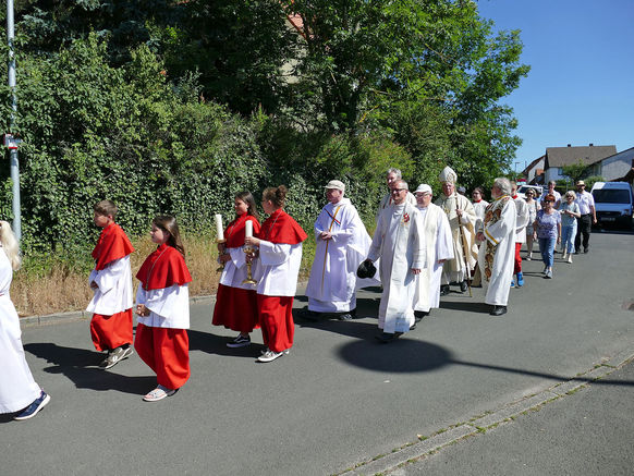 Festgottesdienst zum 1.000 Todestag des Heiligen Heimerads auf dem Hasunger Berg (Foto: Karl-Franz Thiede) Festgottesdienst zum 1.000 Todestag des Heiligen Heimerads auf dem Hasunger Berg (Foto: Karl-Franz Thiede)